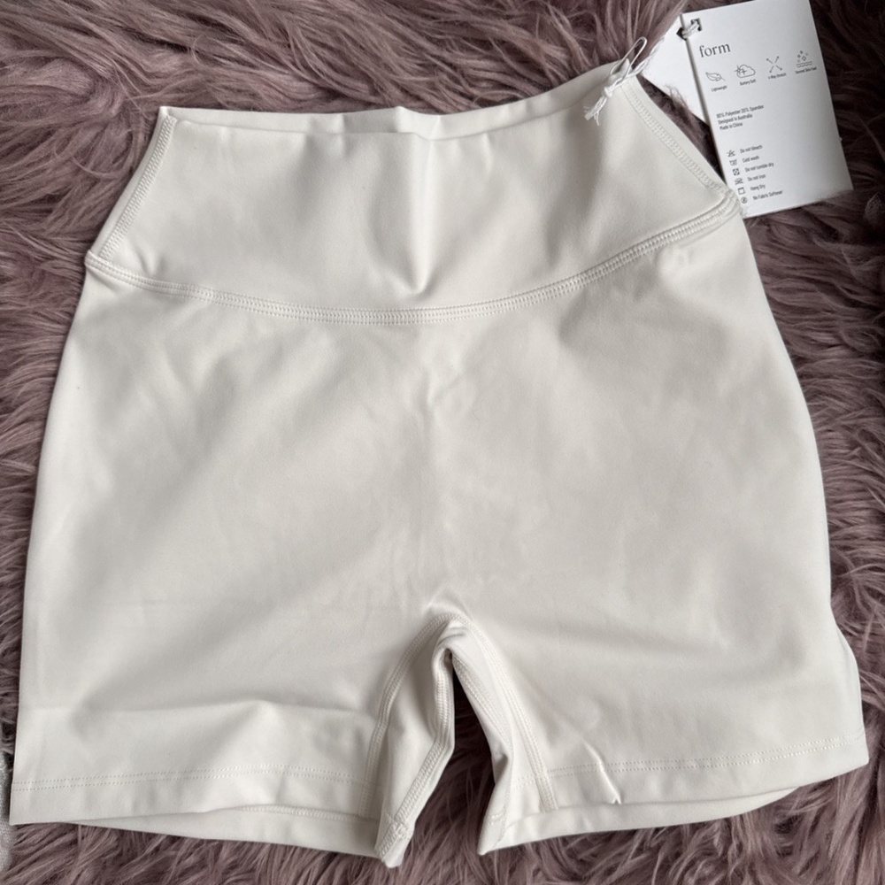 CSB Form Invisible Scrunch 4” Short Vanilla - Medium